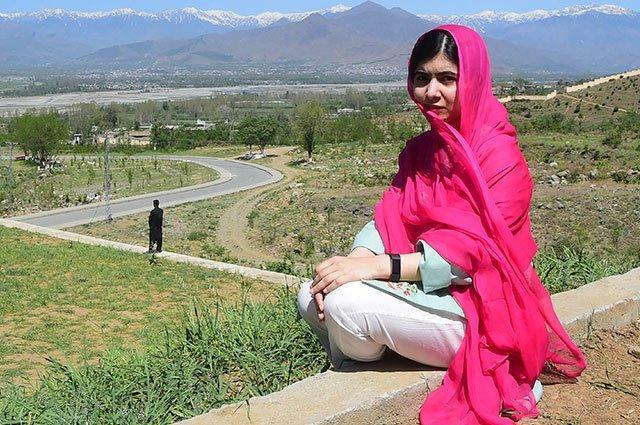 Entre lágrimas y dolor, Malala llegó a su ciudad natal en Pakistán