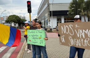 Danna Sofía y su familia recorren semáforos de Bucaramanga buscando apoyo para asistir a olimpiada mundial de matemáticas.jpg