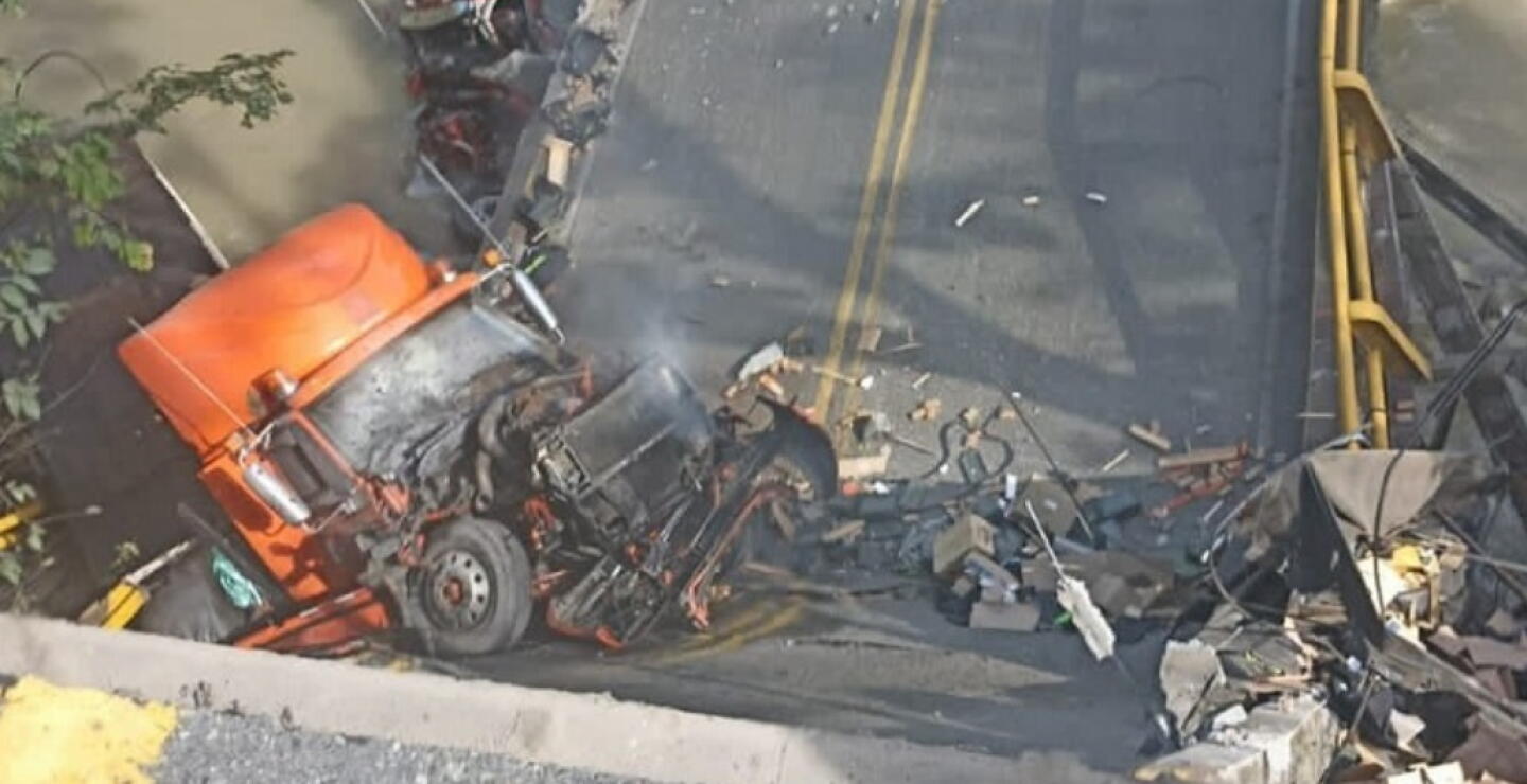 Estas son las impresionantes imágenes que dejó el colapso del puente vehicular sobre río La Vieja