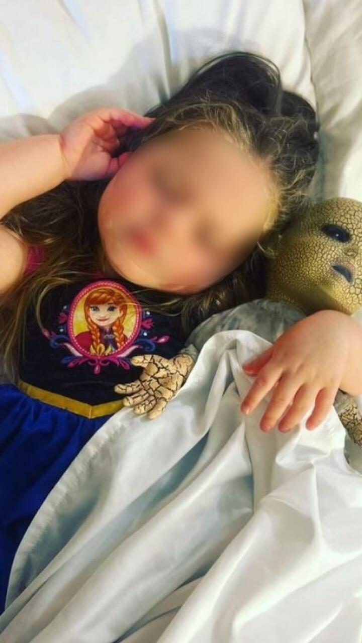 Niña de tres años sorprende a las redes sociales por jugar con una ‘muñeca siniestra'