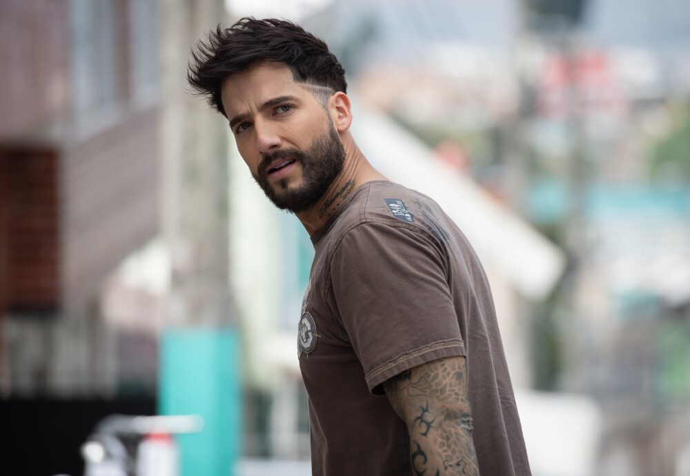 carlos torres se dio tremendo totazo en escena de la reina del flow 2 que paso desapercibida