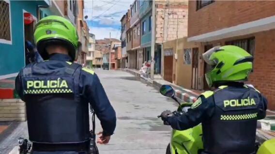 Policías dieron de baja a un atracador tras recibir señal 'secreta' de un taxista Policías dieron de baja a un atracador tras recibir señal 'secreta' de un taxista