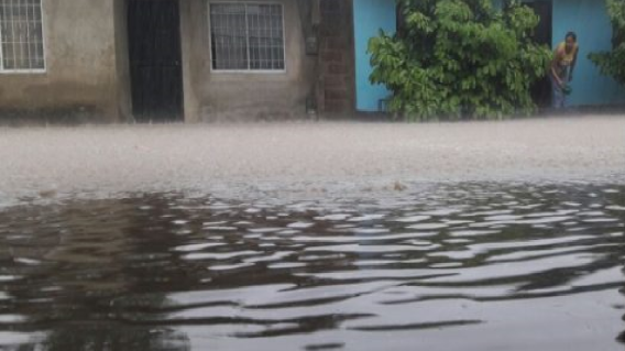 271345_Las inundaciones que se reportaron en la cabecera municipal afectaron decenas de familias. Foto: twitter @VozDelPuebloCo