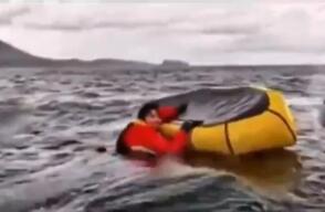 Joven es tragado por una ballena Joven es tragado por una ballena