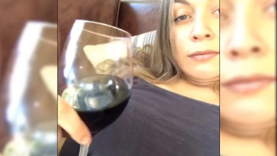 21840_Mujer derramó el vino en su cara accidentalmente / FOTO: Captura Facebook 21840_Mujer derramó el vino en su cara accidentalmente / FOTO: Captura Facebook