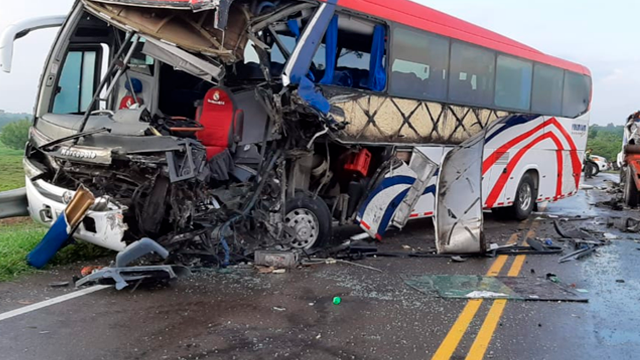 Aparatoso choque entre bus intermunicipal y camión deja un muerto en Santander Aparatoso choque entre bus intermunicipal y camión deja un muerto en Santander