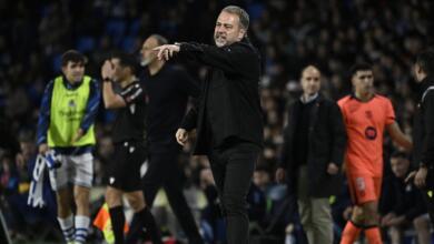 Hansi Flick, director técnico del Barcelona, da indicaciones en el juego contra la Real Sociedad.