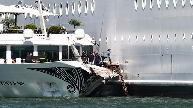 Turistas huyeron despavoridos en tierra de crucero que chocó contra un muelle en Venecia