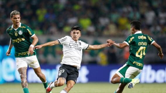 Richard Ríos en acción de juego con Palmeiras frente a Botafogo. Richard Ríos en acción de juego con Palmeiras frente a Botafogo.