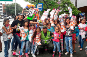 275334_Entrega de regalos / Foto: Policía Metropolitana
