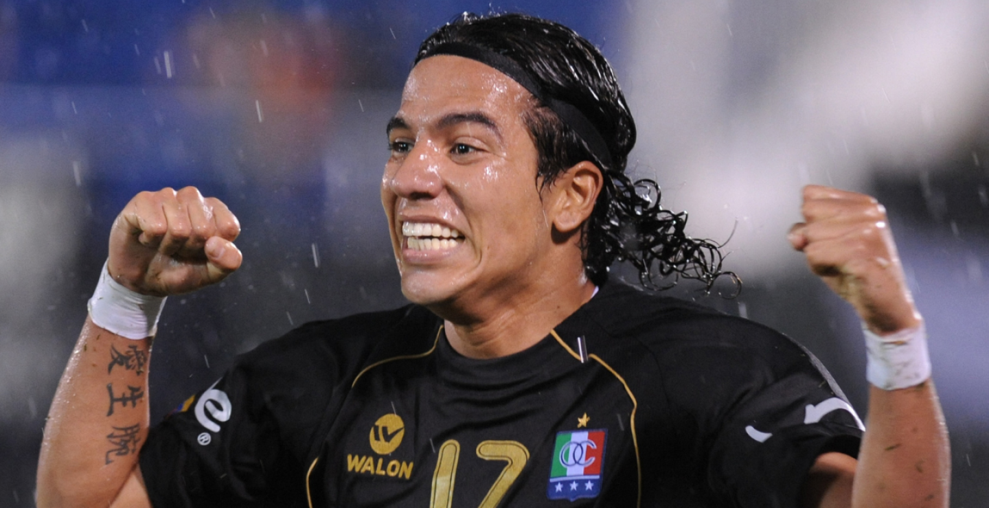 Dayro Moreno, delantero de Once Caldas, en sus inicios como futbolista, celebra un gol