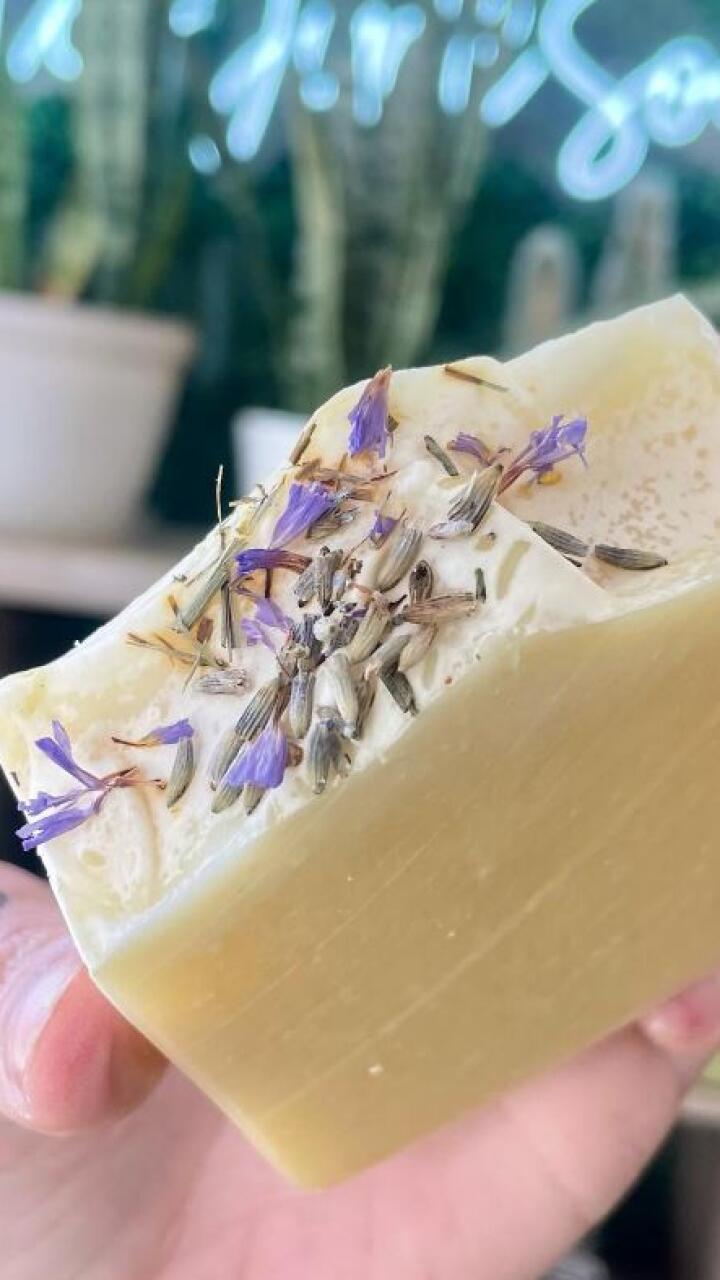 Mujer vende jabones artesanales de leche materna y asegura ganar miles de dólares