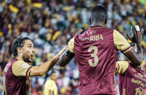 Julián Quiñones festejando gol con el Deportes Tolima.
