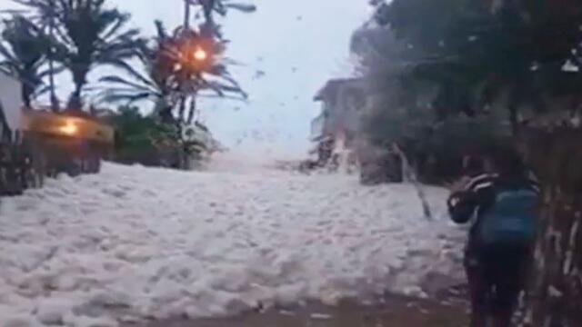 Ver para creer: olas de espuma inundaron calles de Tabasco, en México