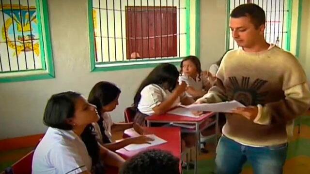 ‘Lea más, dispare menos’: maestro combate matoneo en colegio de Buga a través de libros