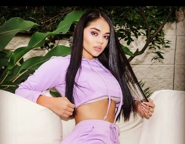 La Segura se bajó la falda y lució con orgullo las imperfecciones de su cuerpo - LaKalle