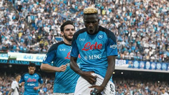 Nápoles se coronó campeón del fútbol italiano la jornada pasada, tras empatar 1-1 con Udinese. Nápoles se coronó campeón del fútbol italiano la jornada pasada, tras empatar 1-1 con Udinese.