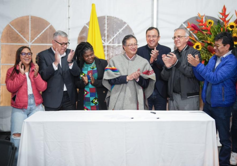 Firma de la ley de paz total