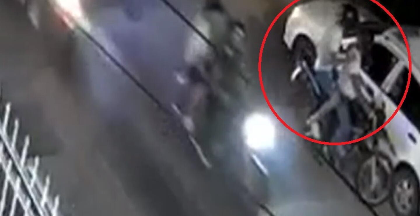En medio de caravana de motos en Barranquilla, cámara grabó atraco a ocupantes de un carro
