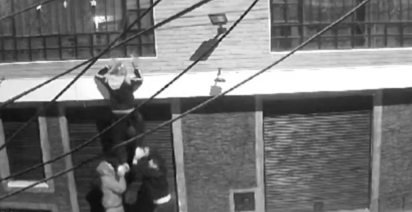 Pantallazo de ladrones haciendo escalera humana para robar en Bogotá.