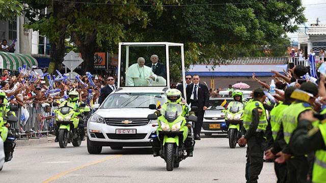 En medio de un tremendo calor humano, el papa recorre calles de Cartagena