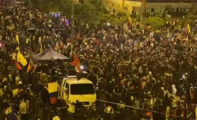 Integrantes de primera línea en Bogotá sacan bandera de la paz en San Cristóbal Integrantes de primera línea en Bogotá sacan bandera de la paz en San Cristóbal