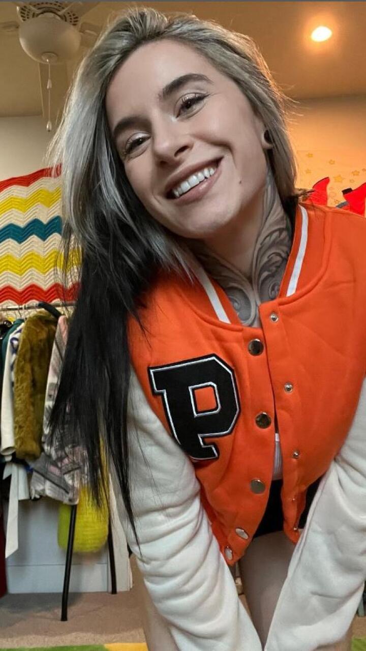 Mujer dice ganar cientos de dólares gracias a que vende sus eructos en una bolsa: “Mis clientes están extasiados”