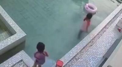 Niñas mueren ahogadas en una piscina