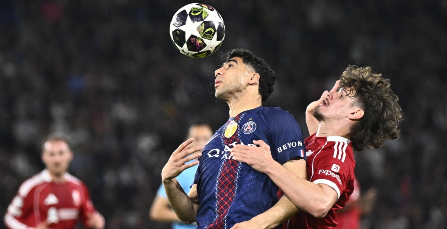 Acción de juego entre PSG y Liverpool por la ida de los cuartos de final de la Champions League.