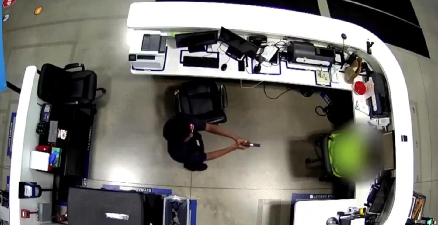 Guardia de Amazon intentó matar a su jefe en un almacén: video es impactante