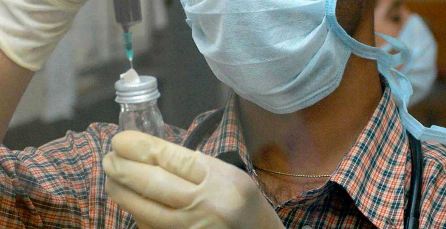 334518_BLU Radio // Prueba de meningitis // Foto: AFP