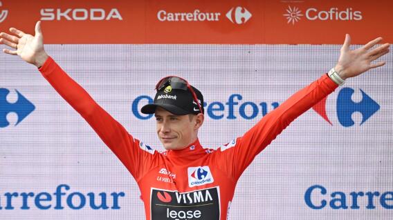 Jonas Vingegaard, líder del Visma Lease a Bike, con la camiseta roja de líder de la Vuelta a España 2025 Jonas Vingegaard, líder del Visma Lease a Bike, con la camiseta roja de líder de la Vuelta a España 2025