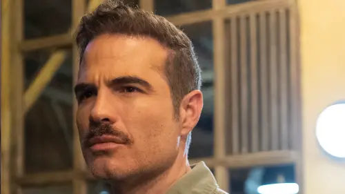 Sebastián Casas es interpretado por Roberto Manrique.