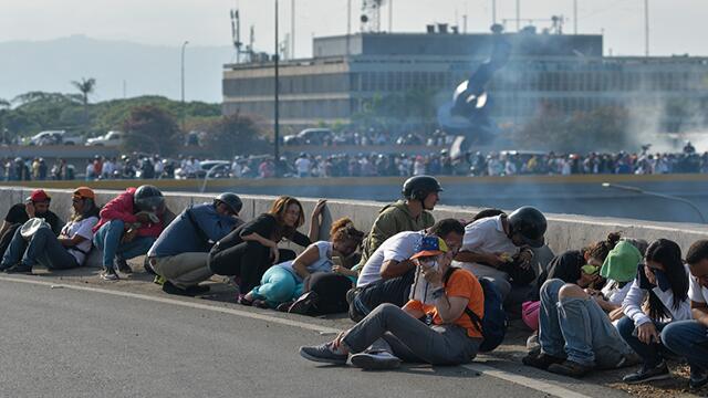 Al menos 69 heridos durante protestas en Caracas tras intento de levantamiento