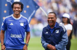 Juan Guillermo Cuadrado junto a Willington Ortiz en su presentación como nuevo jugador de Millonarios. 