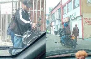 En Bogotá graban momento exacto en el que delincuente se roba en segundos una moto
