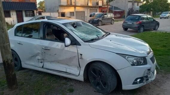 Atropelló a un joven, huyó y se volvió a estrellar Atropelló a un joven, huyó y se volvió a estrellar