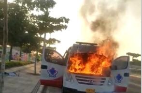 352013_BLU Radio // Al parecer una falla mecánica originó el incendio de la ambulancia. // Foto: Tomada de video