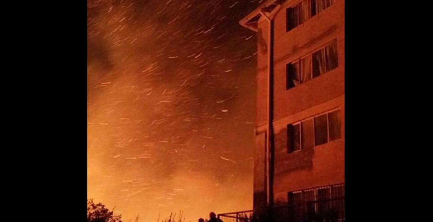 Cerca de 7.000 personas que fueron evacuadas en la tarde de ayer viernes debido al incendio que se declaró en una zona cercana a las ciudades de Valparaíso y Viña del Mar, en el litoral central de Chile, han vuelto a sus hogares pese a que el fuego sig