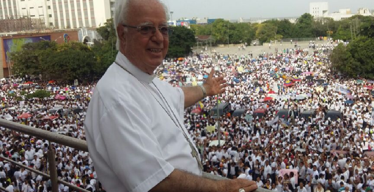 246818_Monseñor Víctor Tamayo acompaña la protesta que realizan miles de padres de la ciudad. Foto. Diana Comas
