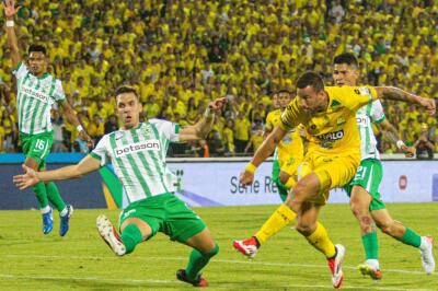 Acción de juego de la Superliga BetPlay, entre Bucaramanga y Atlético Nacional, en el estadio Américo José Montanini Acción de juego de la Superliga BetPlay, entre Bucaramanga y Atlético Nacional, en el estadio Américo José Montanini