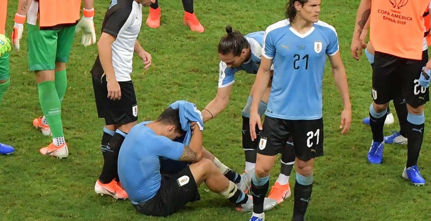 337665_BLU Radio. Inconsolable llanto de Luis Suárez // Foto: AFP