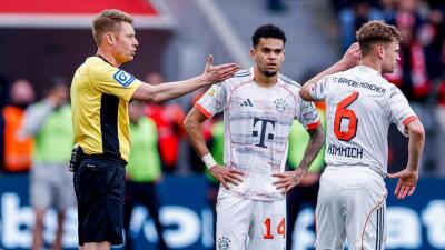 Luis Díaz siendo expulsado por el árbitro Christian Dingert, en Leverkusen vs. Bayern Múnich. 