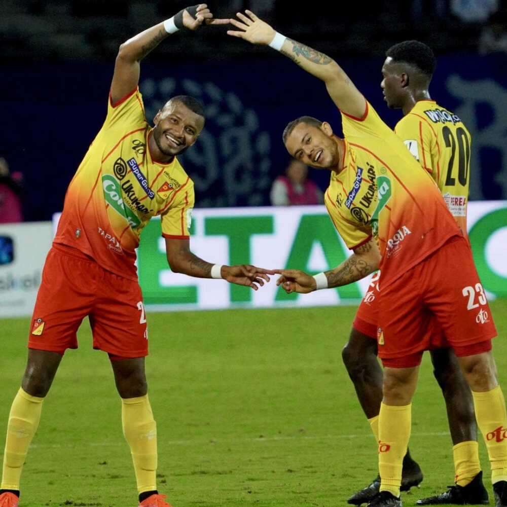 Carlos Ramírez y Leonardo Castro celebrando tras la anotación del Deportivo Pereira.