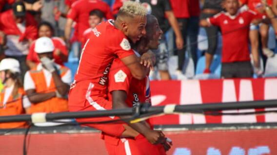 334795_Duván Vergara celebrando junto a Adrián Ramos.