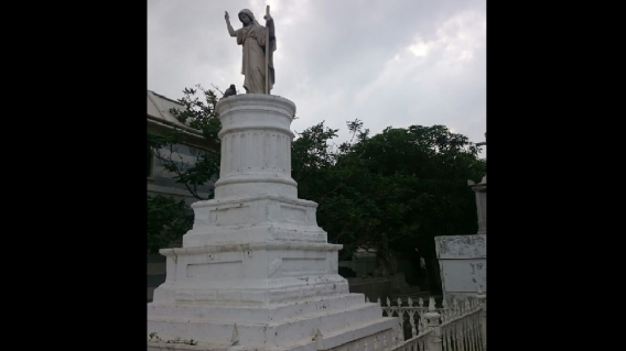 368430_BLU Radio //El contenedor refrigerado fue ubicado en el cementerio Universal // Foto: Foto: Salvador Coronado.