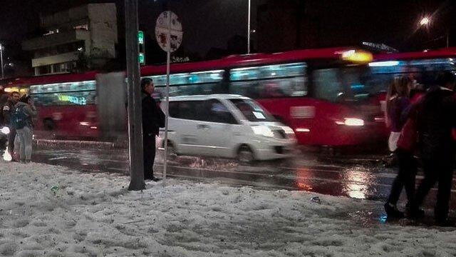 Vías colapsadas y emergencias en diferentes puntos de Bogotá tras impresionante granizada 