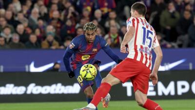 Acción de juego entre Barcelona y Atlético de Madrid por la Liga de España. 