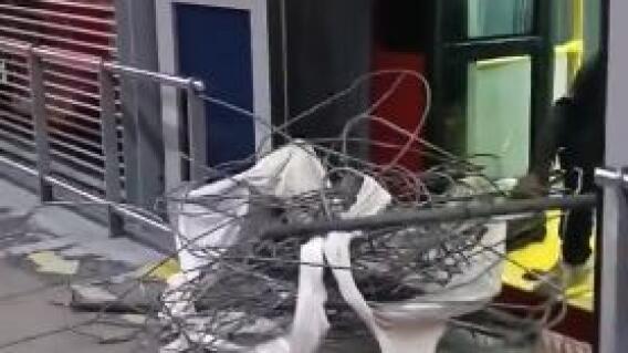 Usan TransMilenio para transportar chatarra