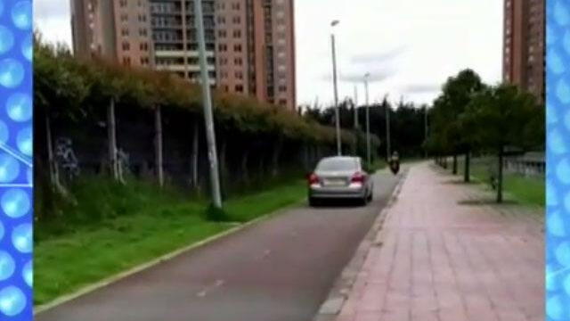 ¡Qué descaro! Carro usó ciclorruta sin importarle los niños que transitaban por el sector